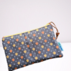 Etui binnenvoering extra verstevigd met volumevlies rits suede koord bead make up opladers